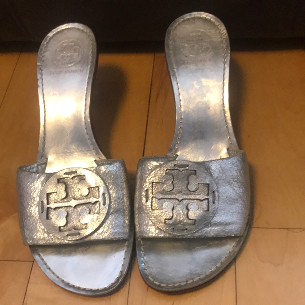 Tory Burch silver sandals with small heel and logo